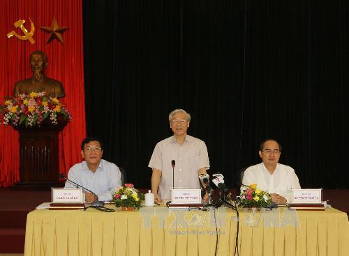 เลขาธิการใหญ่เหงวียนฟู๊จ๋องแลกเปลี่ยนข้อราชการกับกระทรวงศึกษาฝึกอบรม